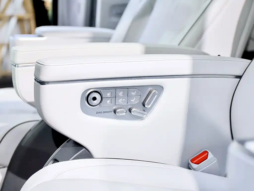 XPeng X9 — миниатюра 10
