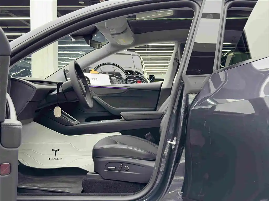 Tesla Model Y — миниатюра 8