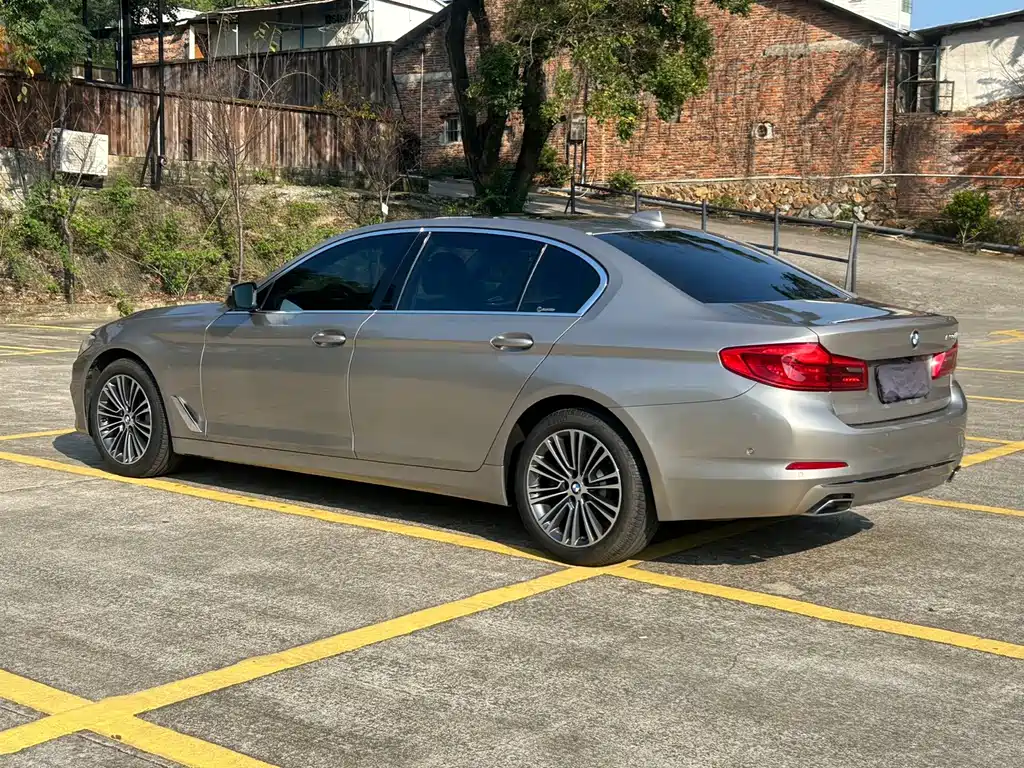 BMW 5 Series — миниатюра 9
