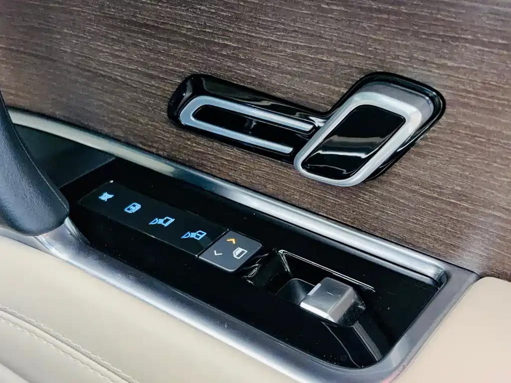 Land Rover Range Rover 2023 — фото 17
