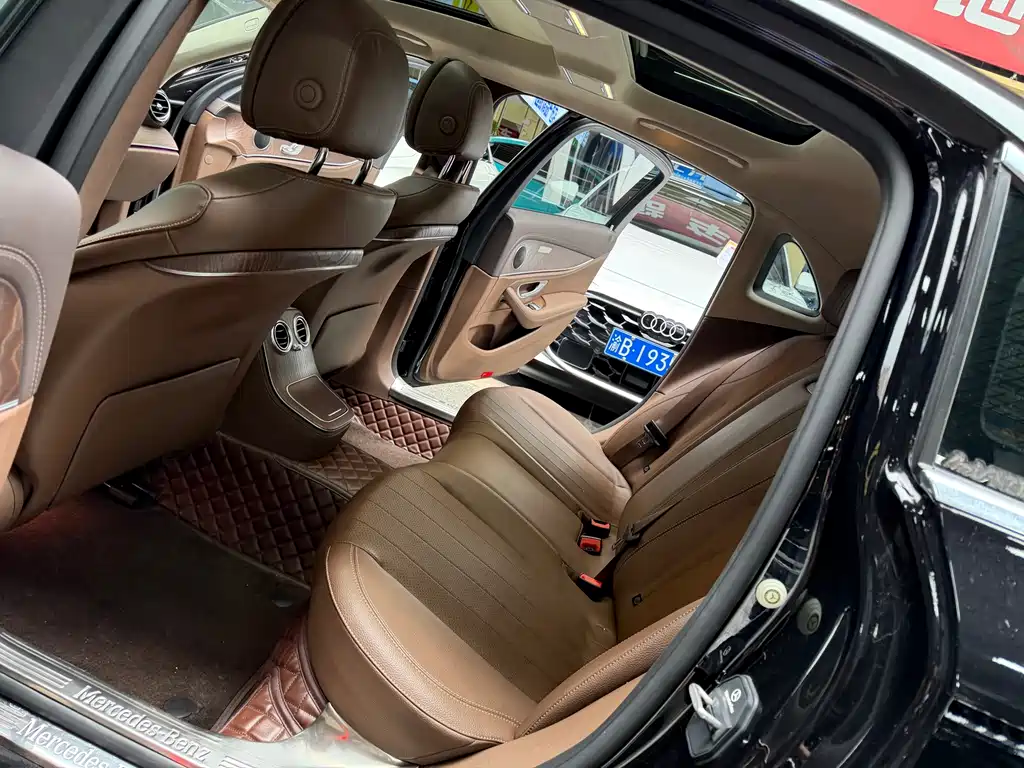 Mercedes-Benz E-Class — миниатюра 11