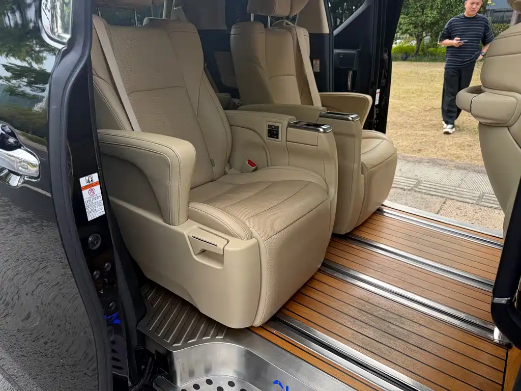 Toyota Alphard — миниатюра 18