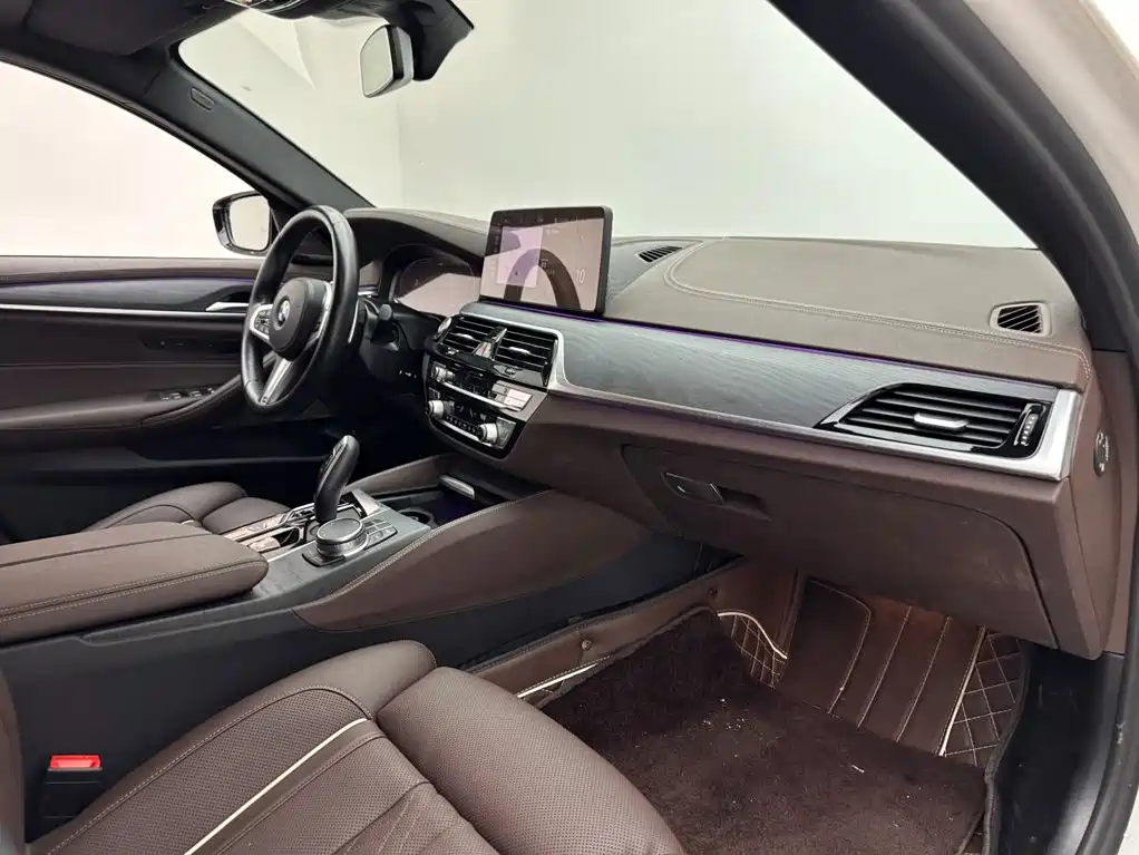 BMW 5 Series — миниатюра 11