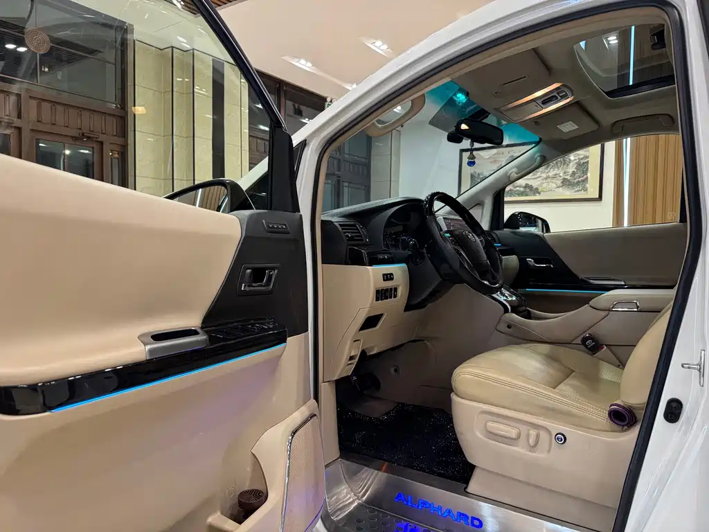 Toyota Alphard — миниатюра 7