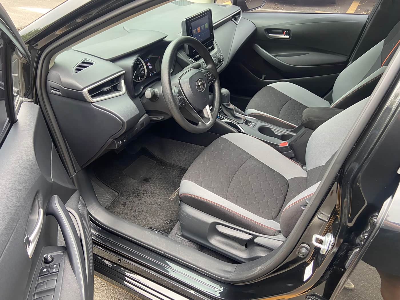 Toyota Corolla 1.2 л 2023 г. Чёрный, пробег 13000 км