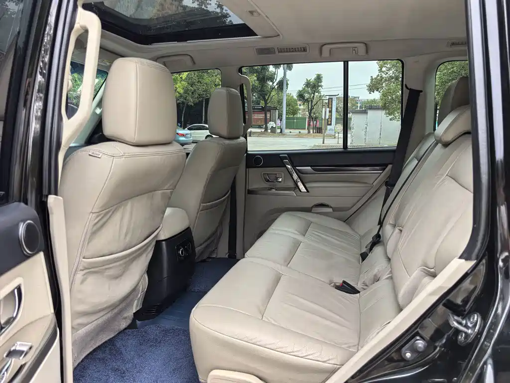 Mitsubishi Pajero (Import) — миниатюра 6