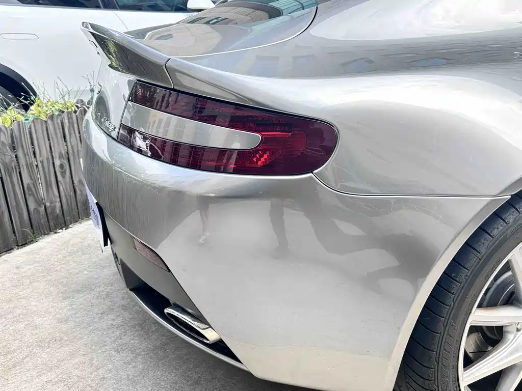 Aston Martin V8 Vantage — миниатюра 12
