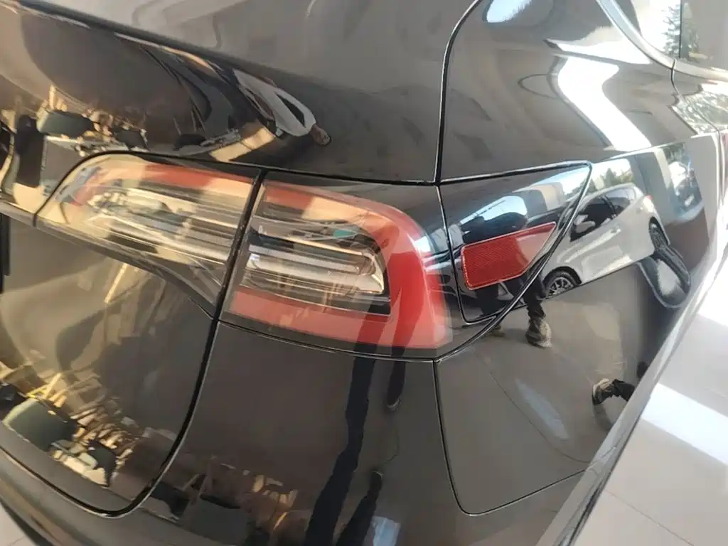 Tesla Model Y — миниатюра 8