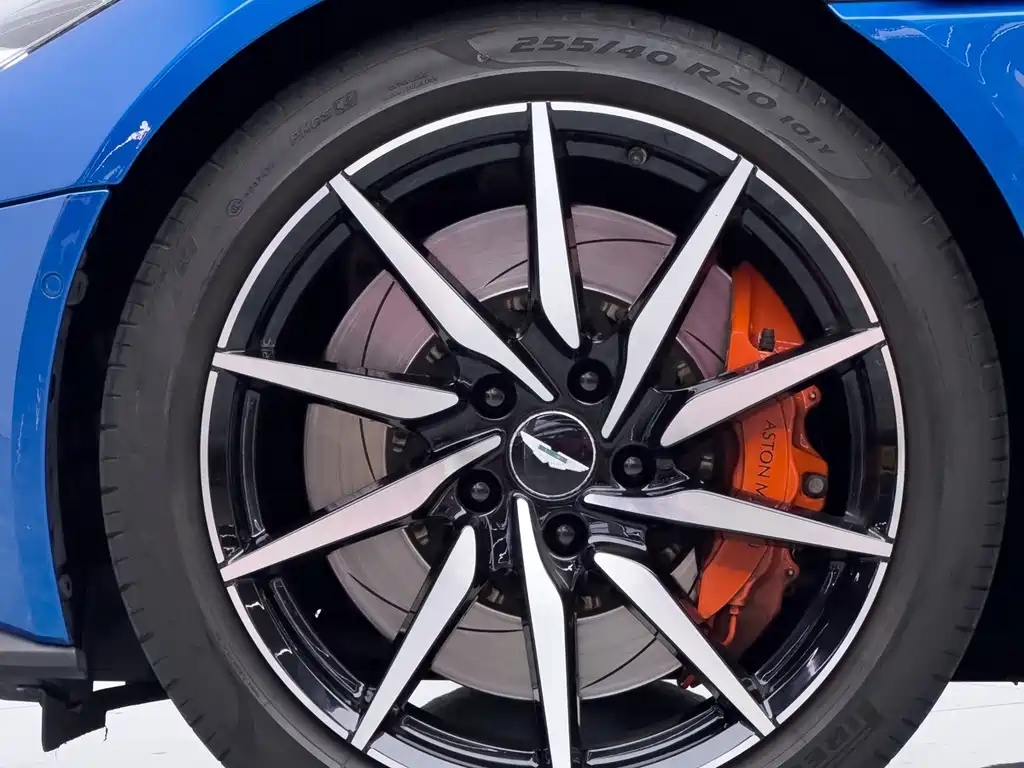 Aston Martin DB11 — миниатюра 8