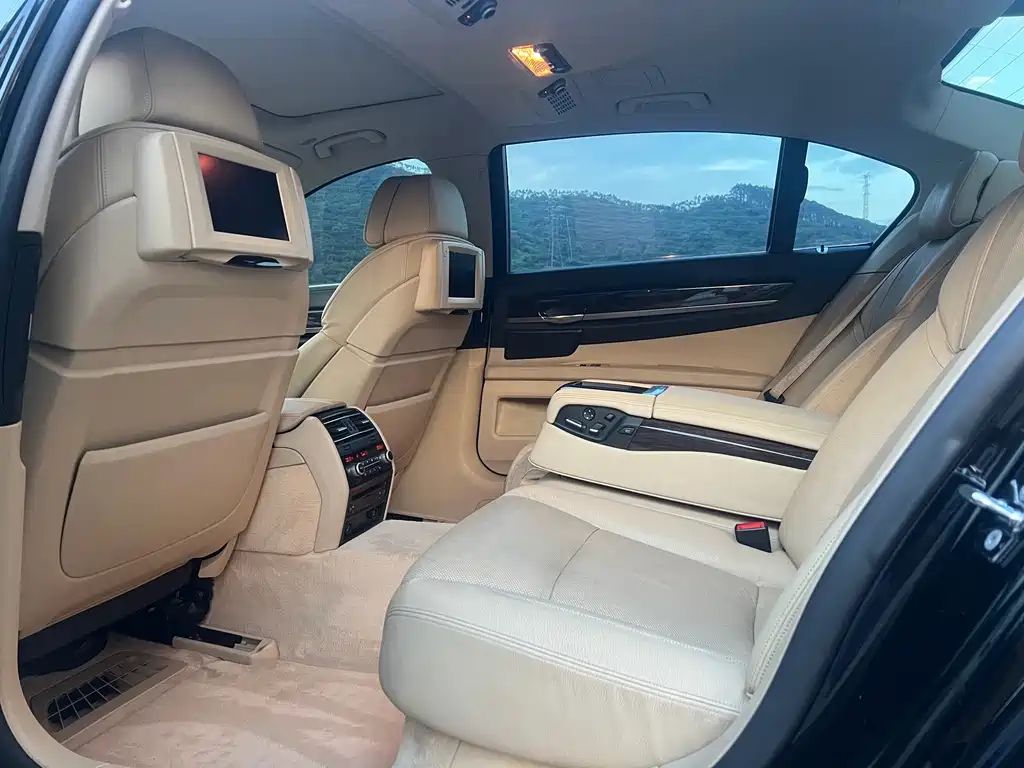 BMW 7 Series — миниатюра 9