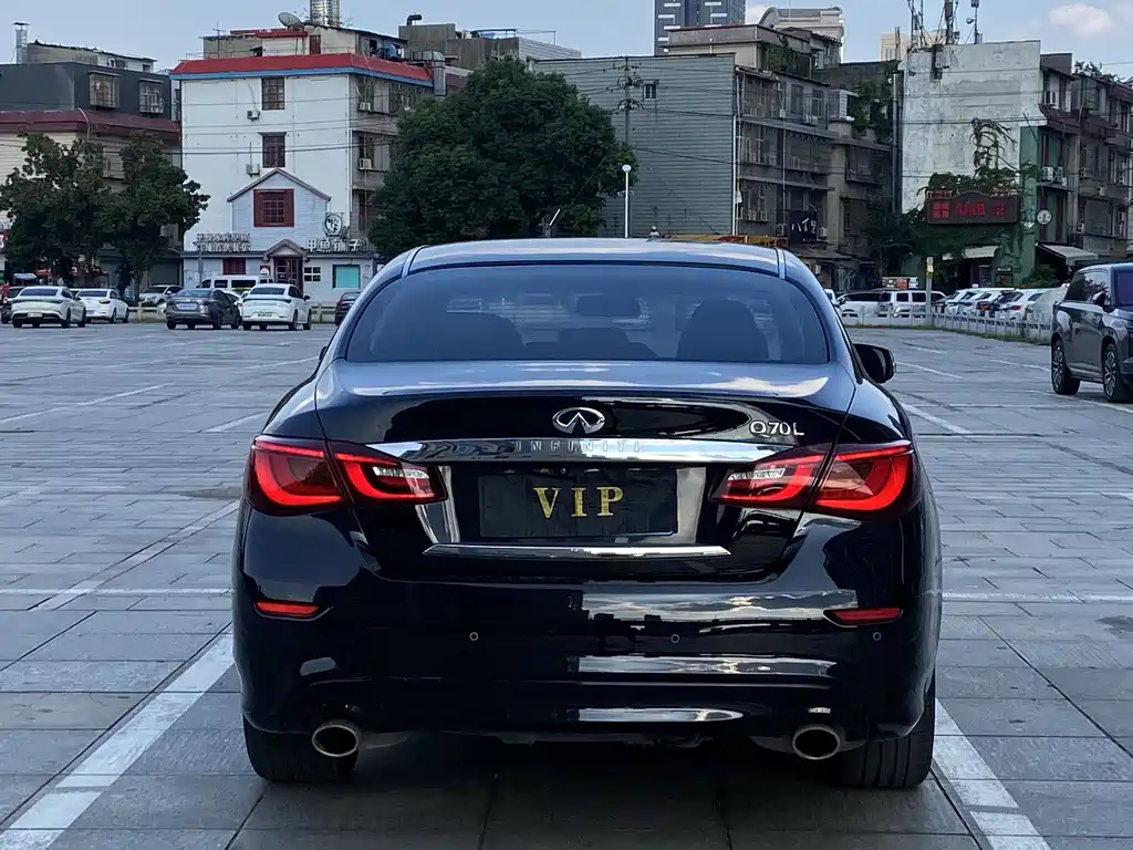 INFINITI Q70