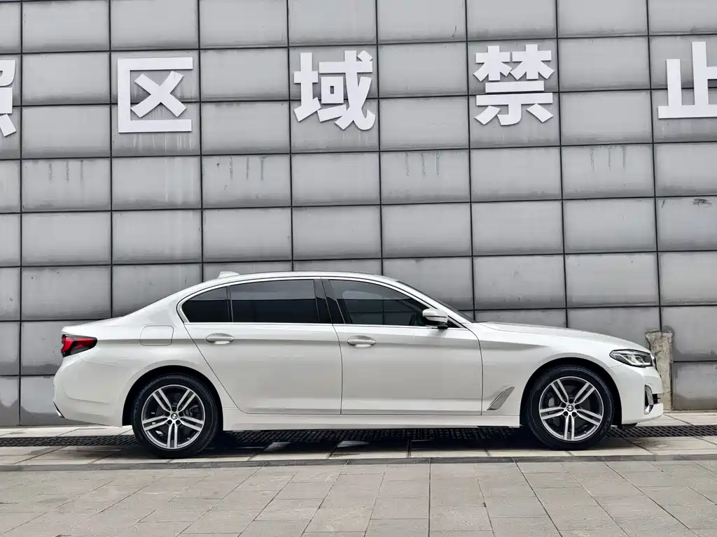 BMW 5 Series — миниатюра 4