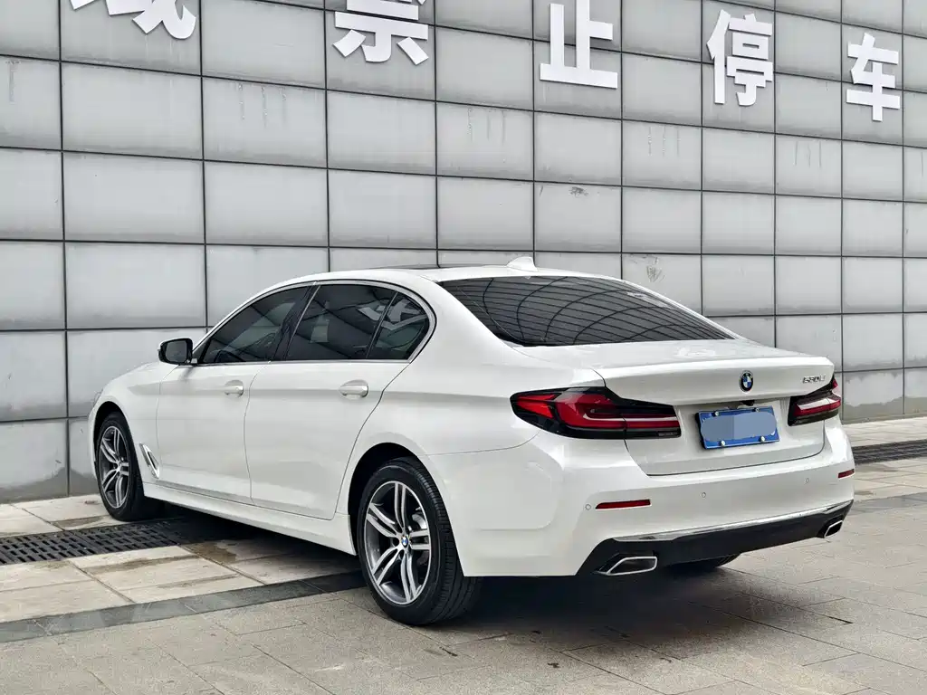 BMW 5 Series — миниатюра 6