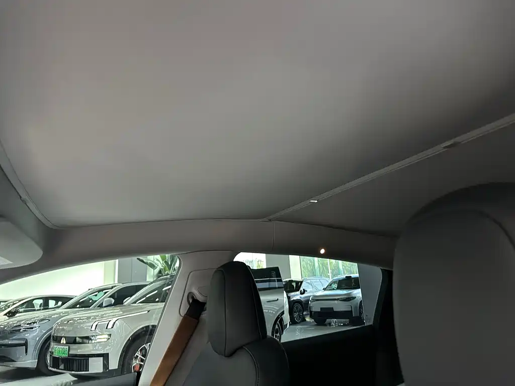 Tesla Model Y — миниатюра 9