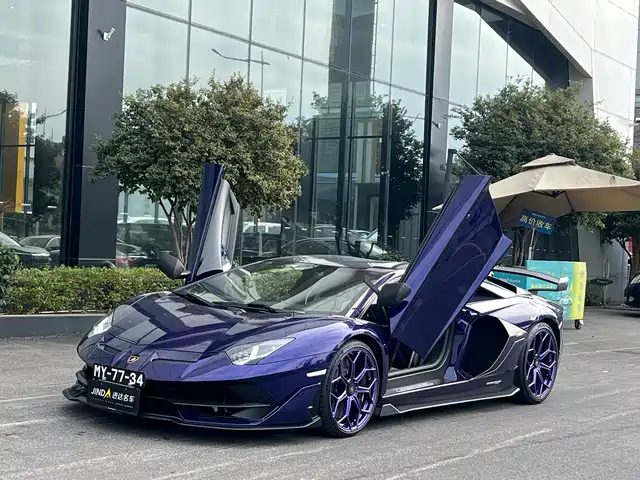 LAMBORGHINI AVENTADOR