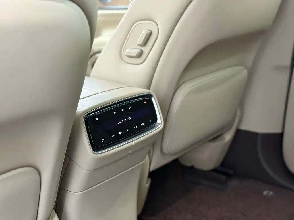 AITO ASK THE WORLD M9