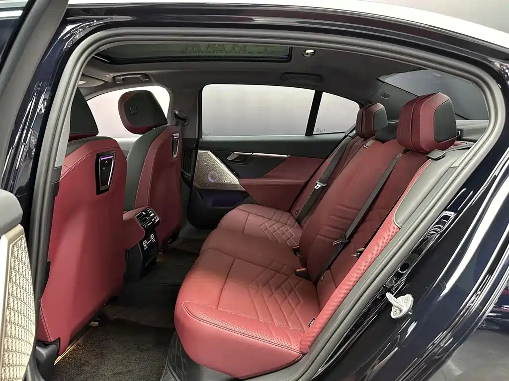 BMW 5 Series — миниатюра 7