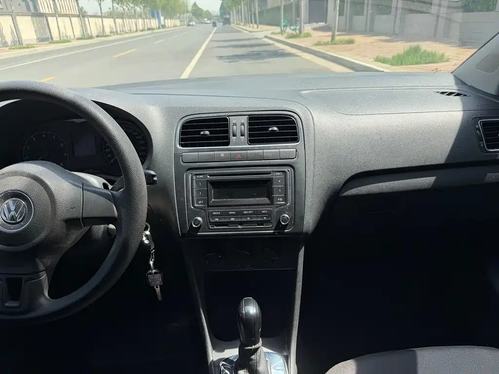 Volkswagen Polo 2013 1.4L AT Comfort