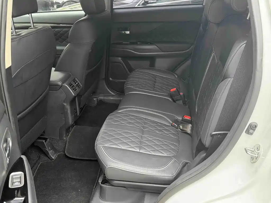 Mitsubishi Outlander — миниатюра 9