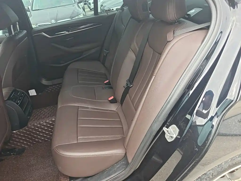 BMW 5 Series — миниатюра 17