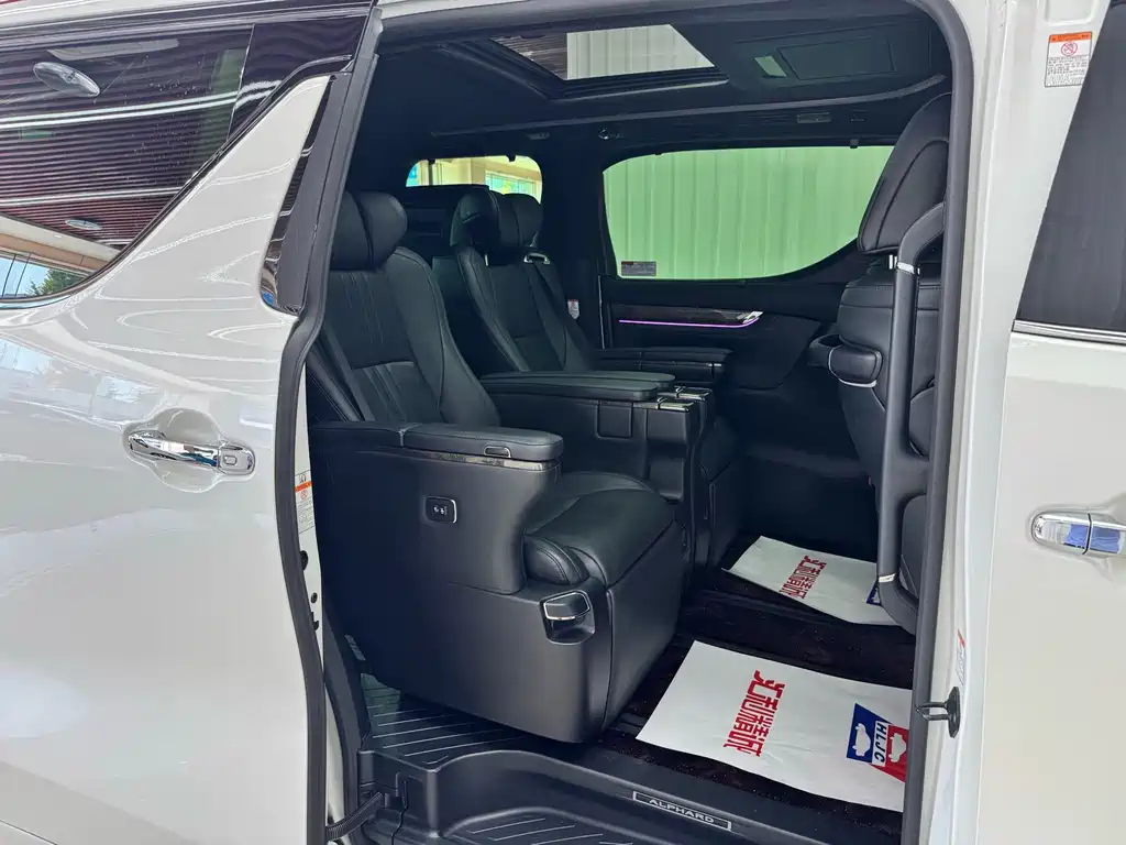 Toyota Alphard — миниатюра 19