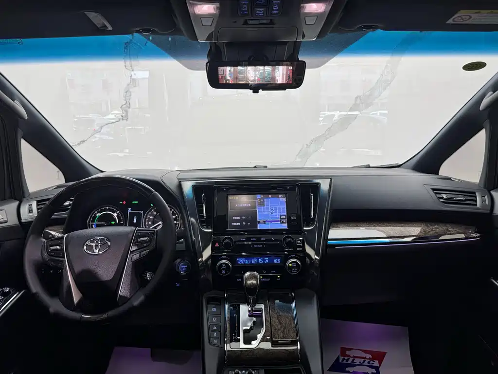 Toyota Alphard — миниатюра 9