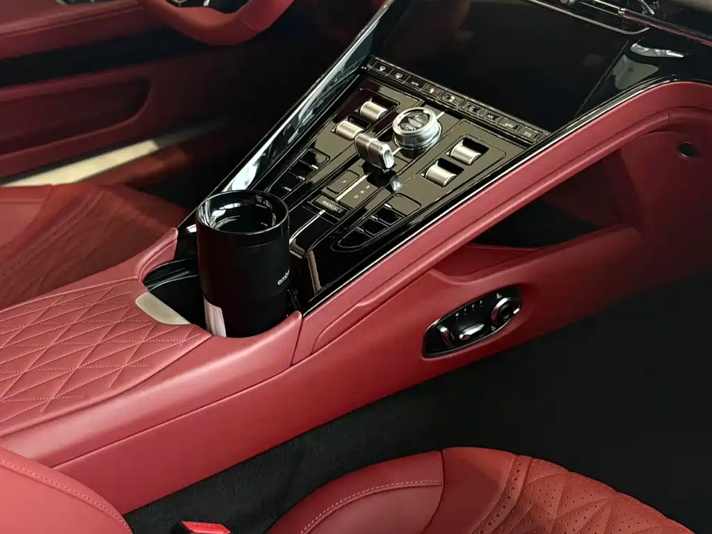 Aston Martin DB12 — миниатюра 6