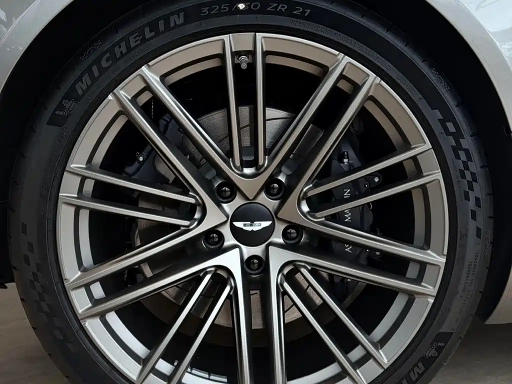 Aston Martin DB12 — миниатюра 8