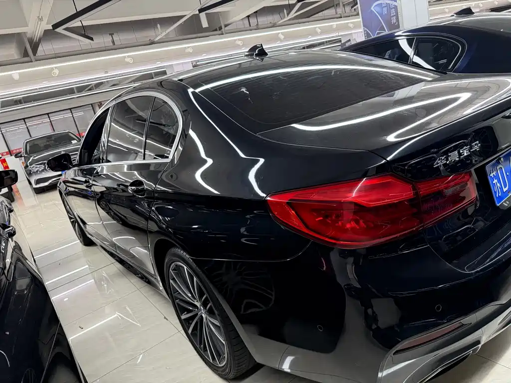 BMW 5 Series — миниатюра 4