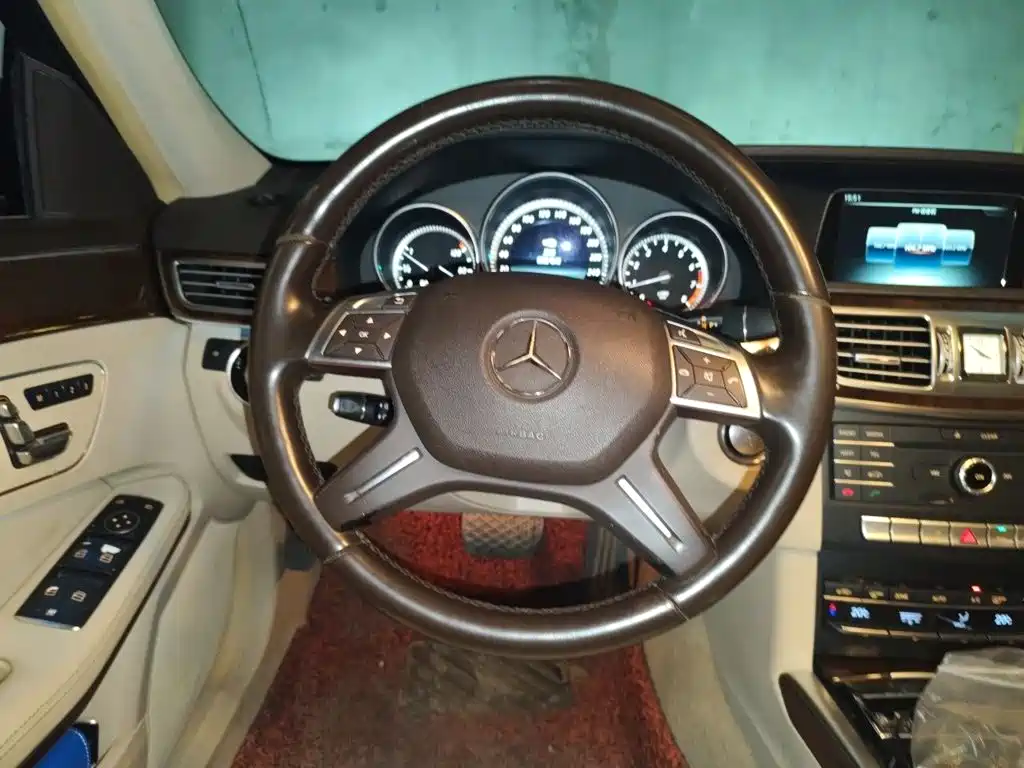 Mercedes-Benz E-Class — миниатюра 11
