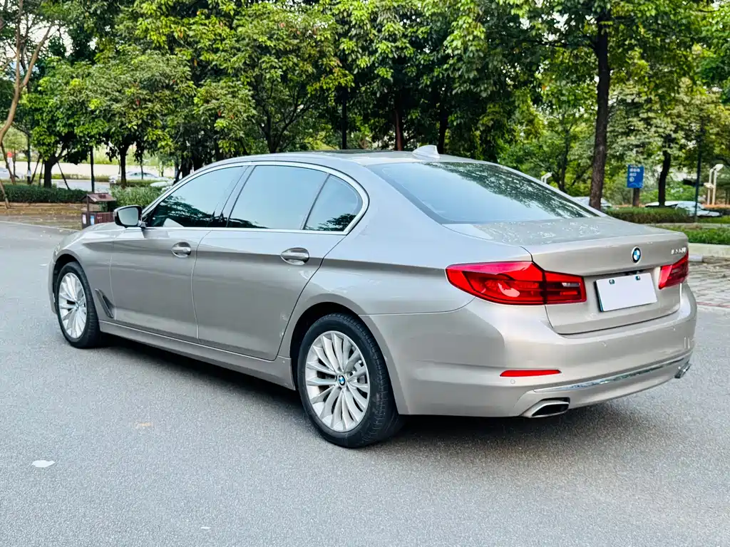 BMW 5 Series — миниатюра 7