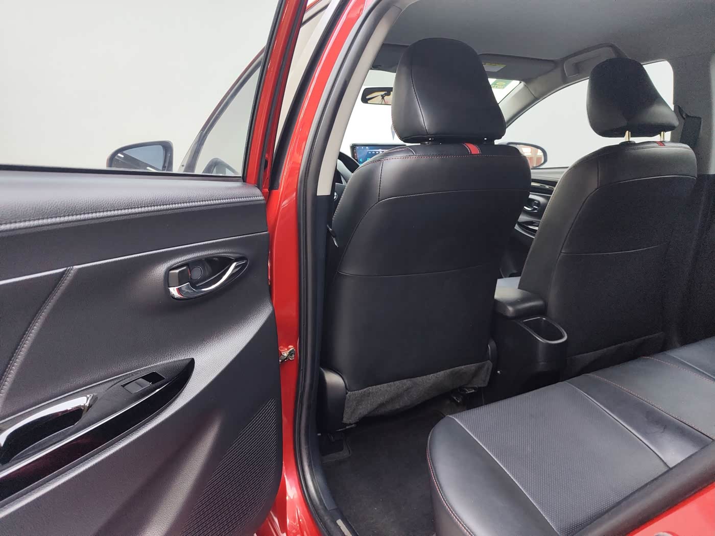 Toyota YARiS L Zhi Xuan 1.5 л 2022 г. красный/фиолетовый, пробег 33100 км