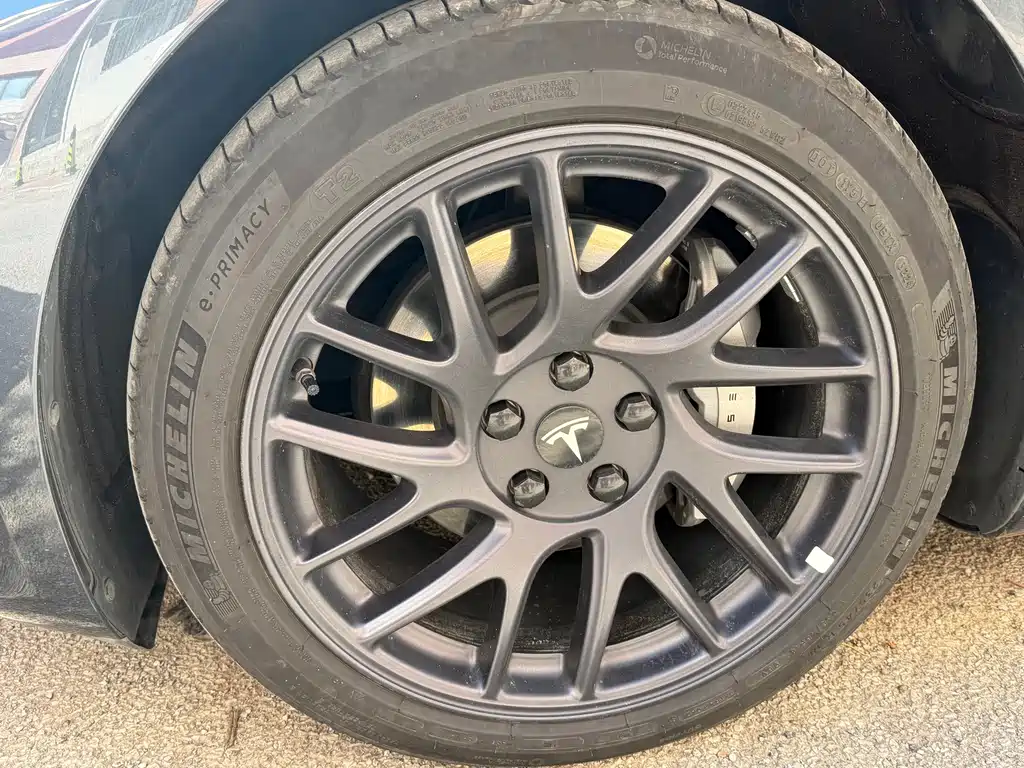 Tesla Model 3 — миниатюра 4