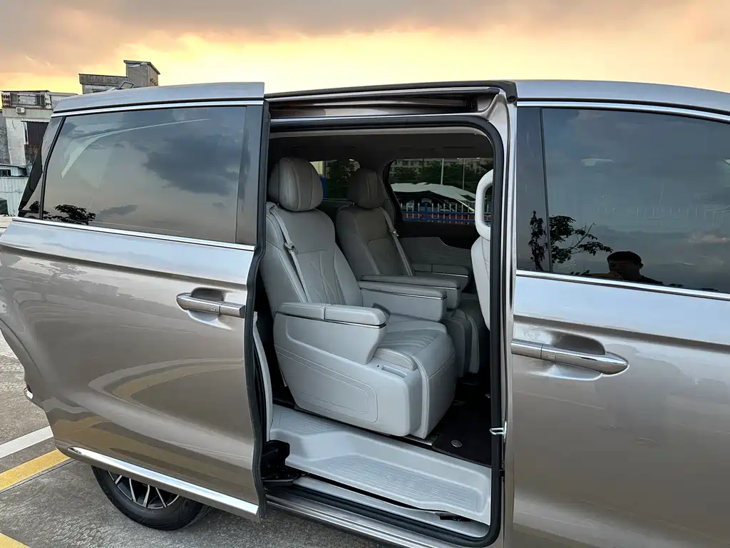 Roewe iMAX8 New Energy — миниатюра 14