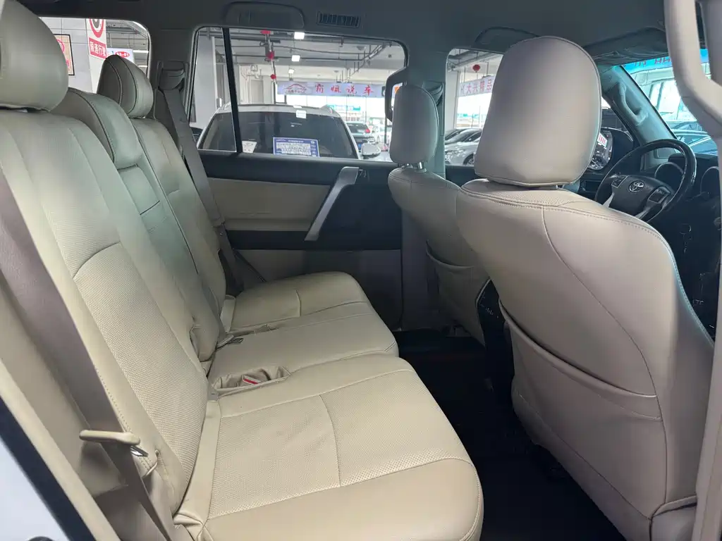 Toyota Land Cruiser Prado 2010 2.7L AT Luxury