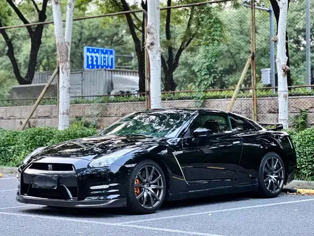 Nissan GT-R — фото 1
