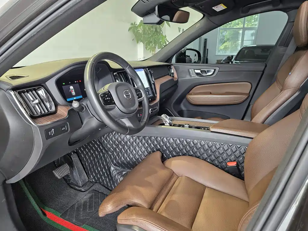 Volvo XC60 2022 B5 Luxury