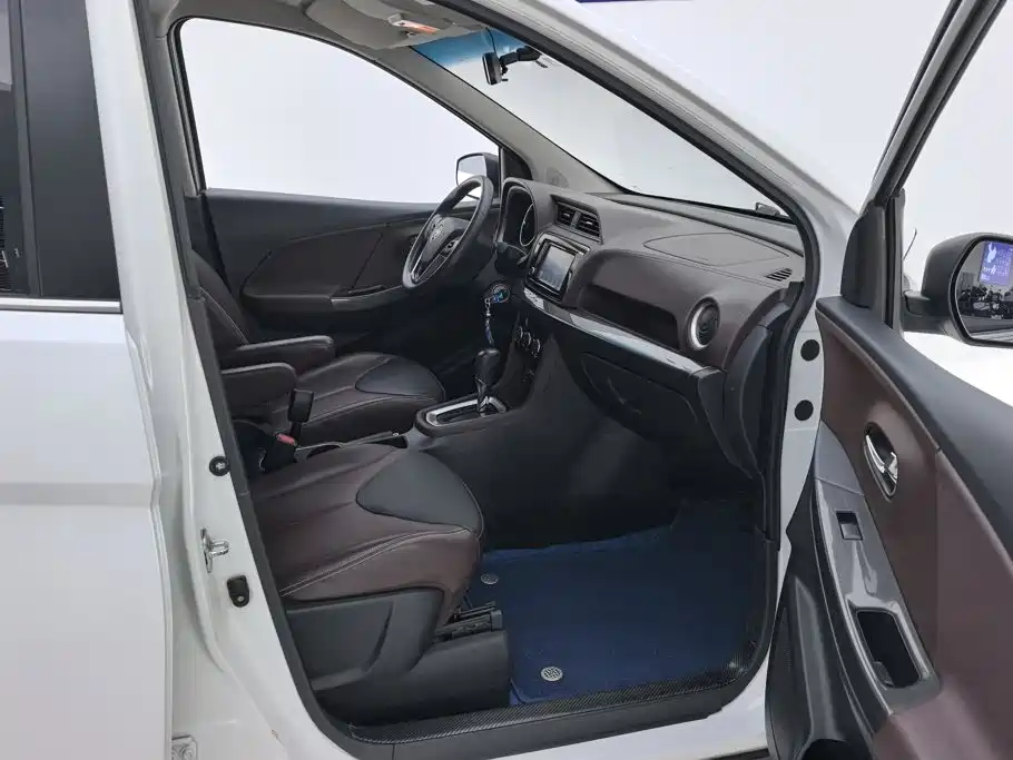 Venucia M50V 1.6L XL CVT Luxury Edition, фото 8
