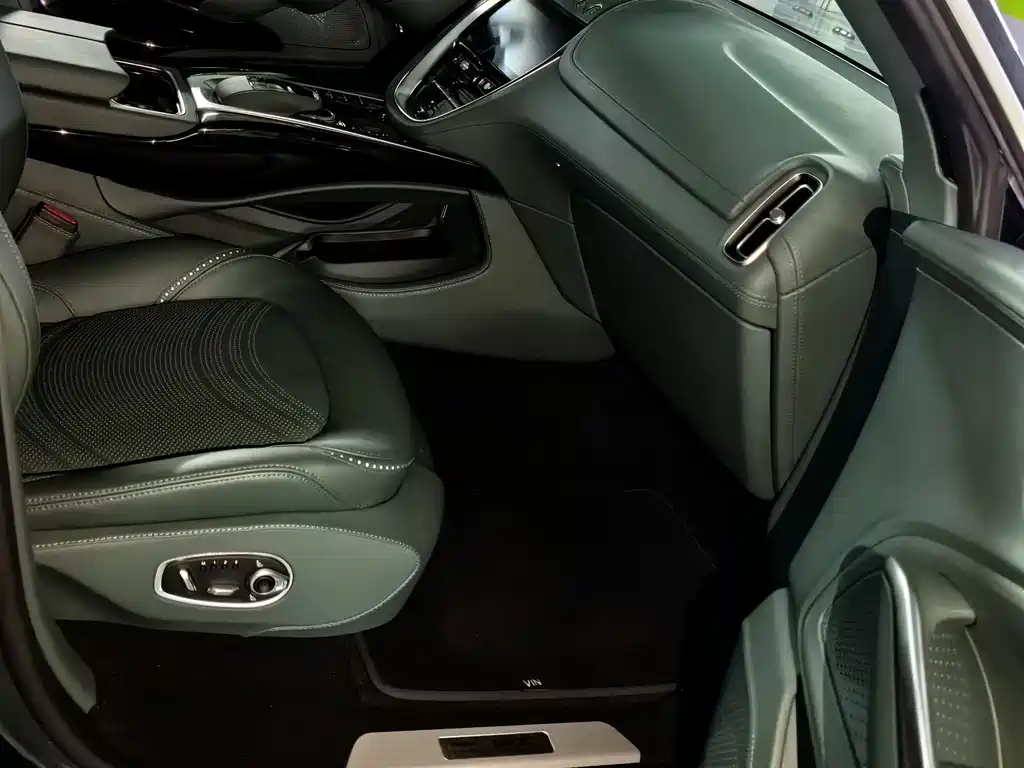 Aston Martin DBX — миниатюра 11