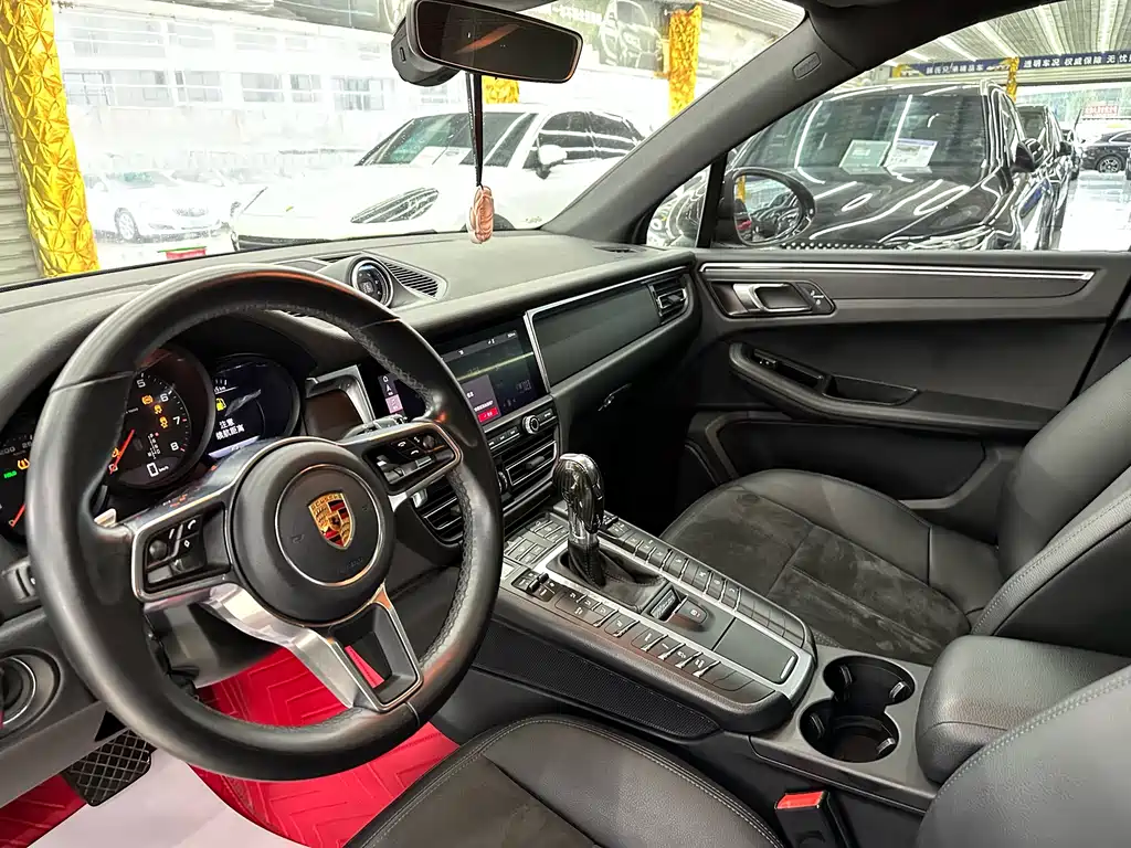 PORSCHE MACAN