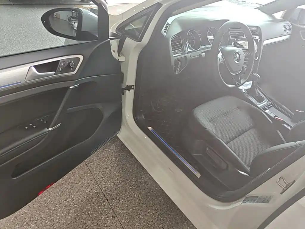 Volkswagen Golf EV — миниатюра 16