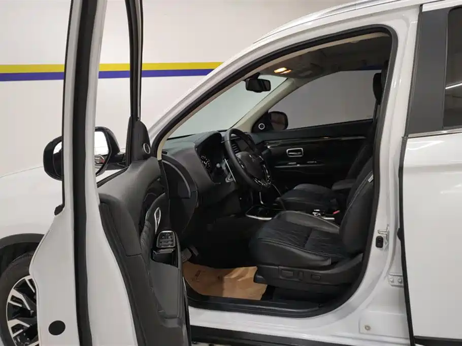 MITSUBISHI OUTLANDER