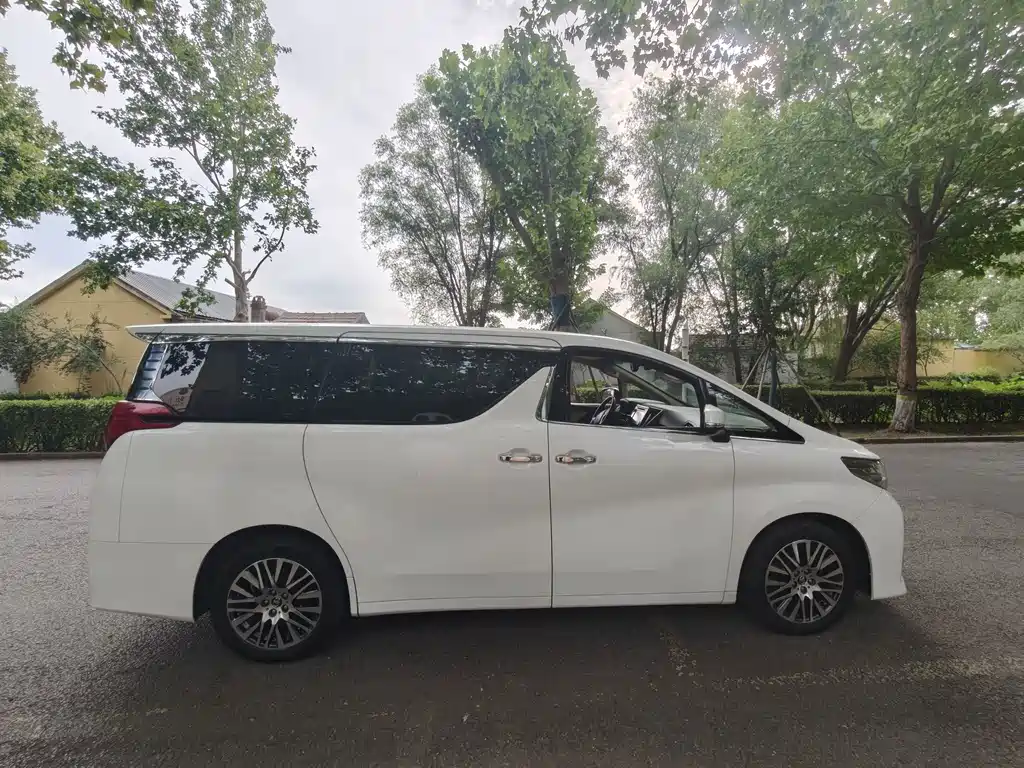 Toyota Alphard — миниатюра 5