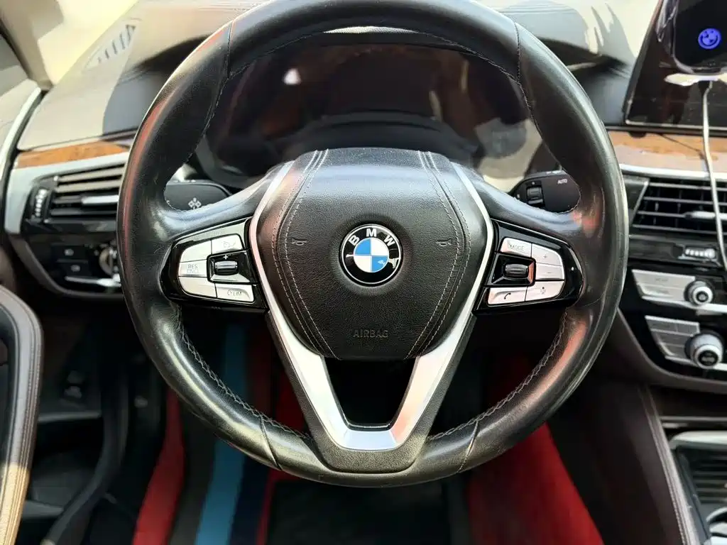 BMW 5 Series — миниатюра 7