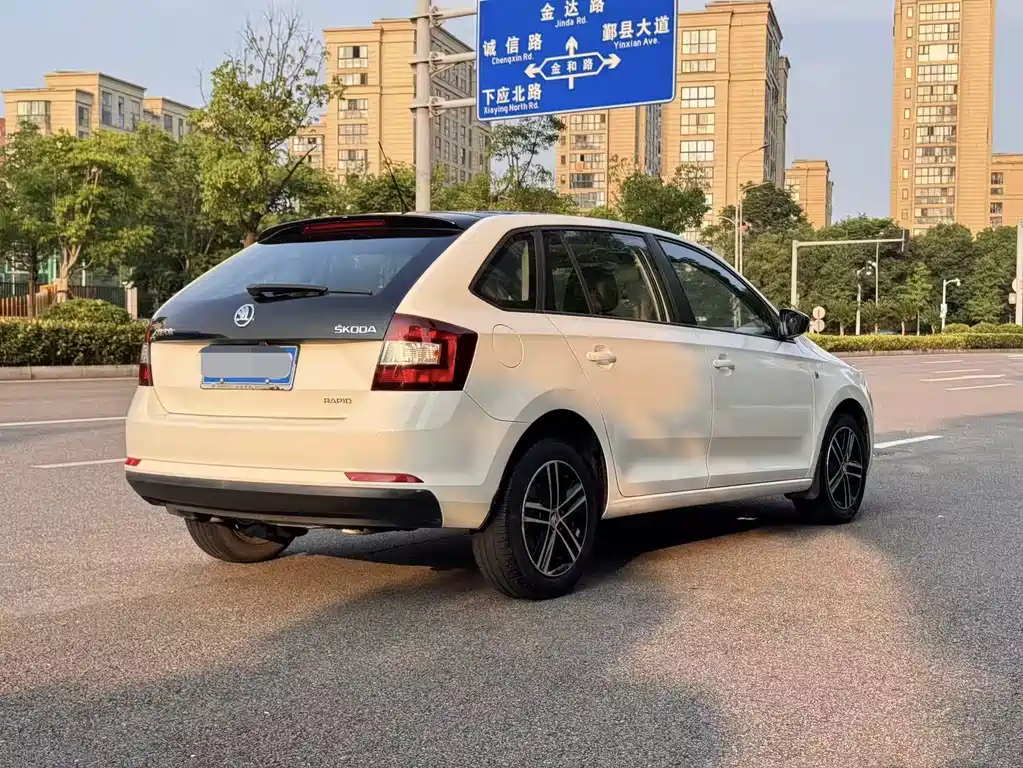 Skoda Rapid Spaceback 2014 1.6L AT Enjoy