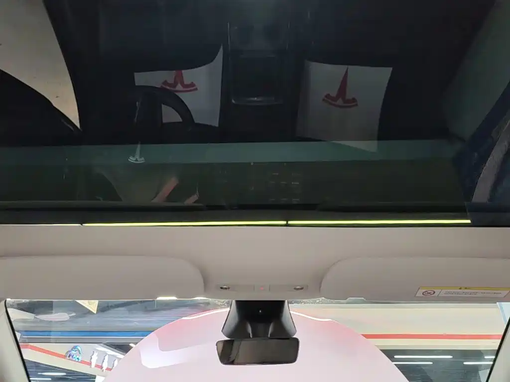 Tesla Model Y — миниатюра 18