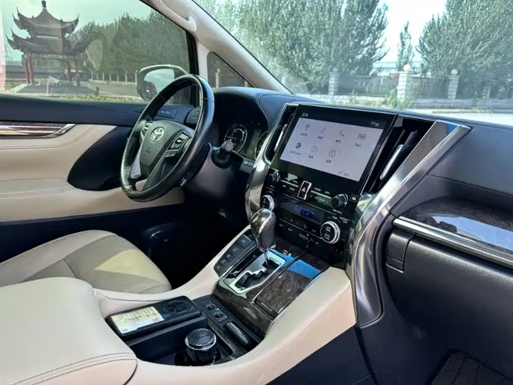 Toyota Alphard — миниатюра 11