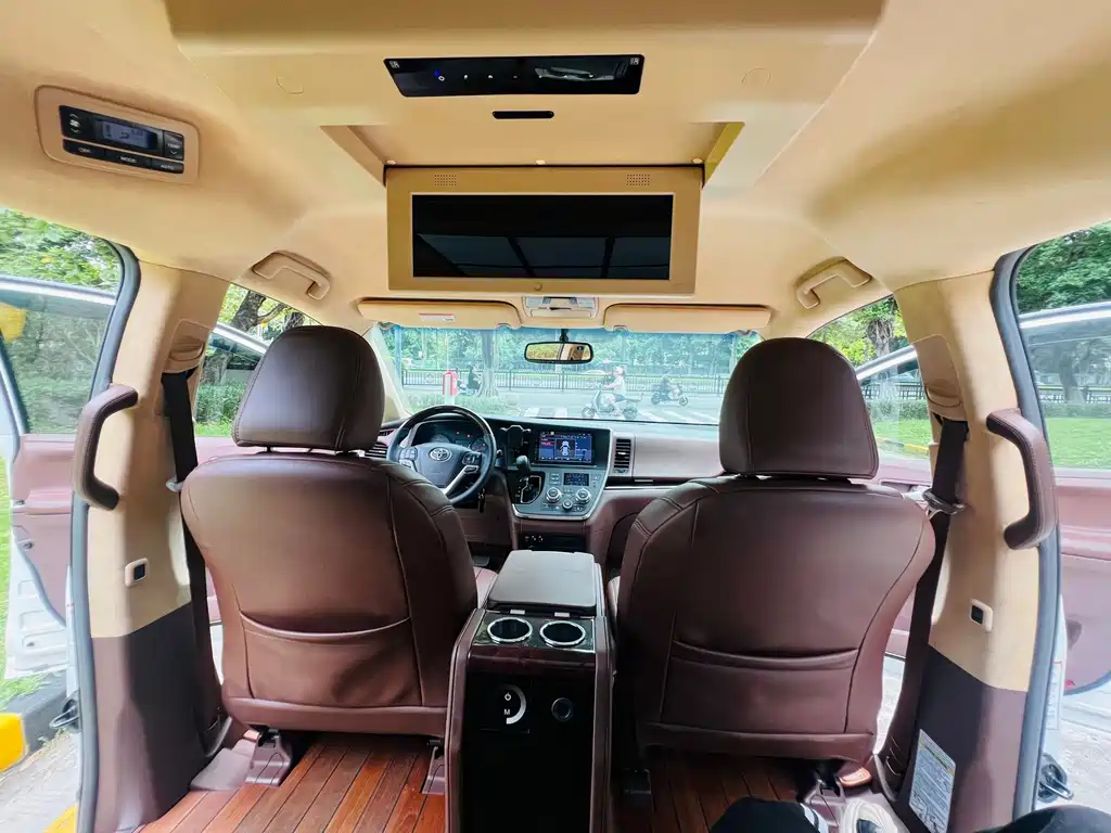 Toyota Sienna — миниатюра 14