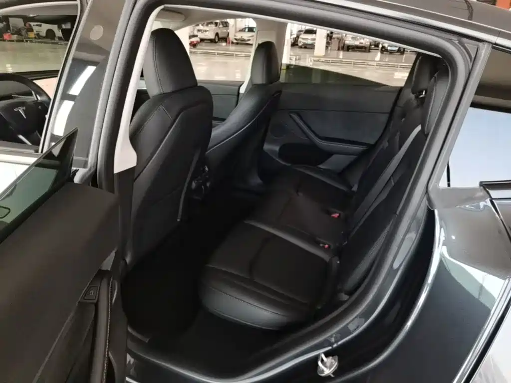 Tesla Model Y — миниатюра 17