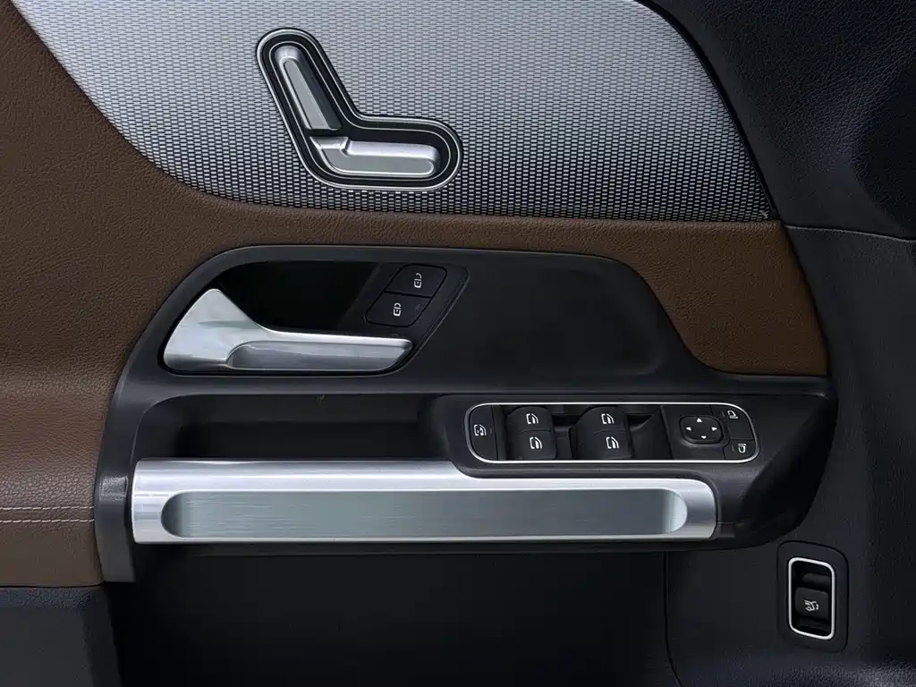 Mercedes-Benz GLB — миниатюра 11